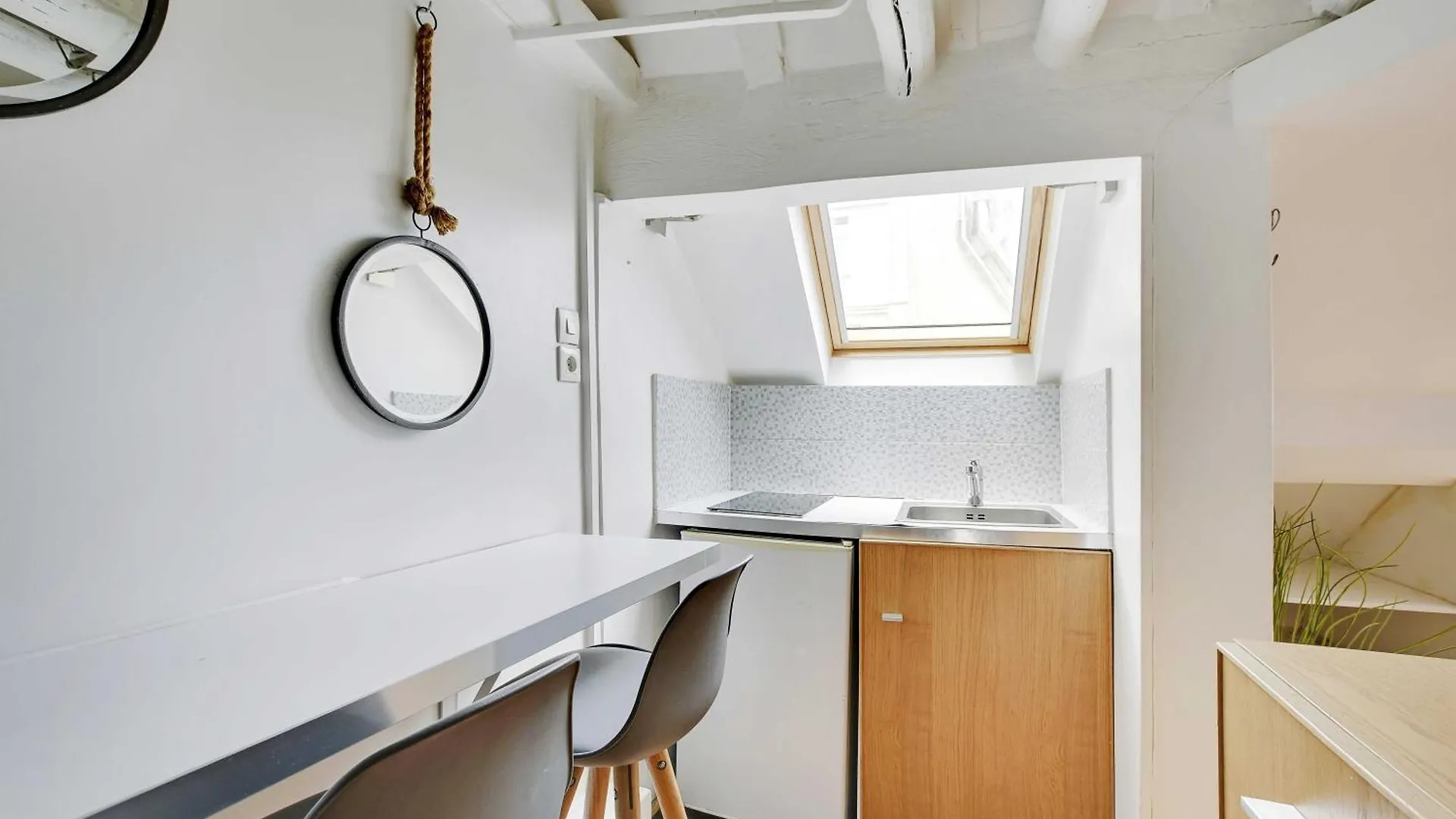 Charming Residence Under Roof Paris Bastille 0*,  France